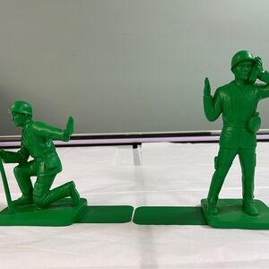 Classic Green Army Men bookends toy soldiers
